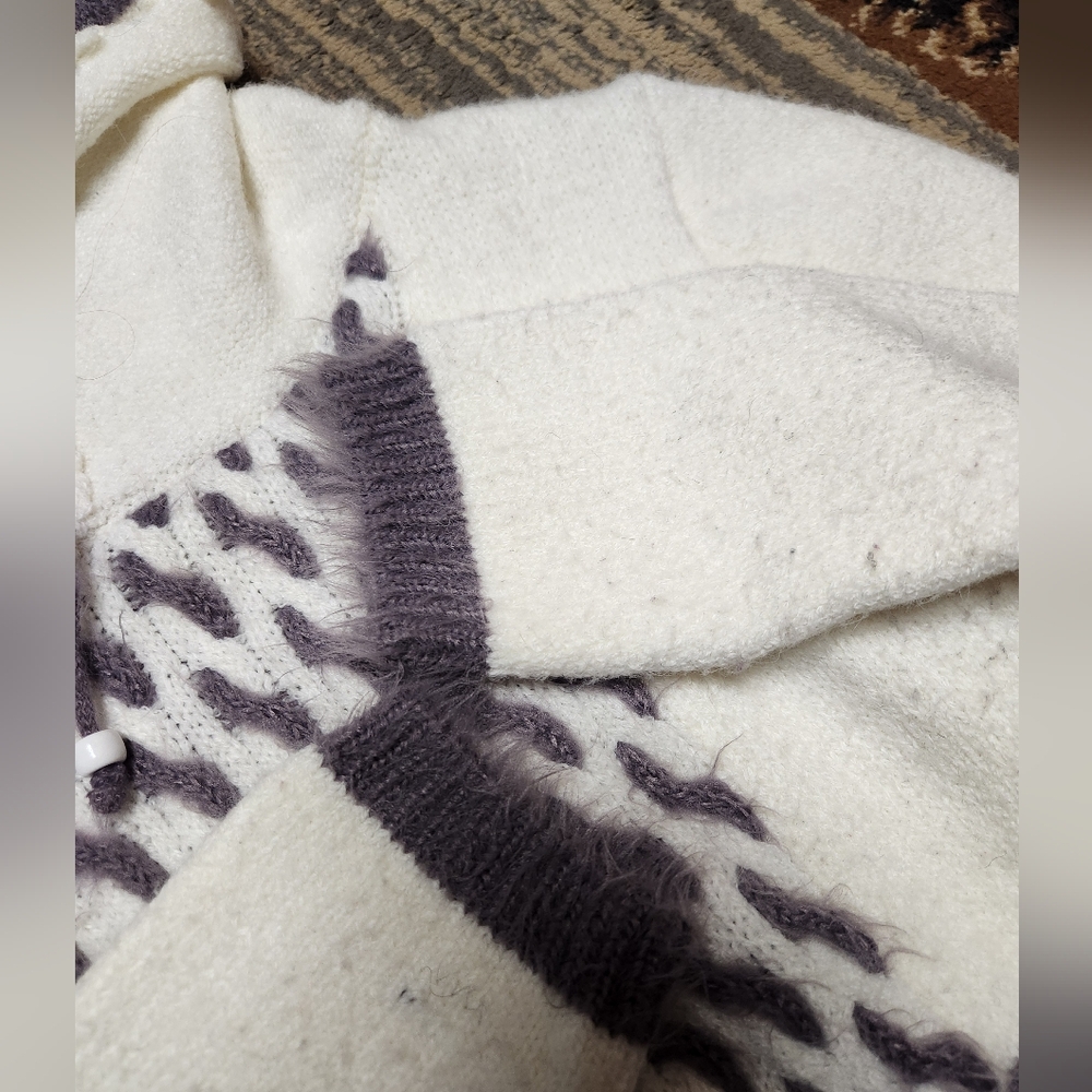Sweater - Picture 4 of 9